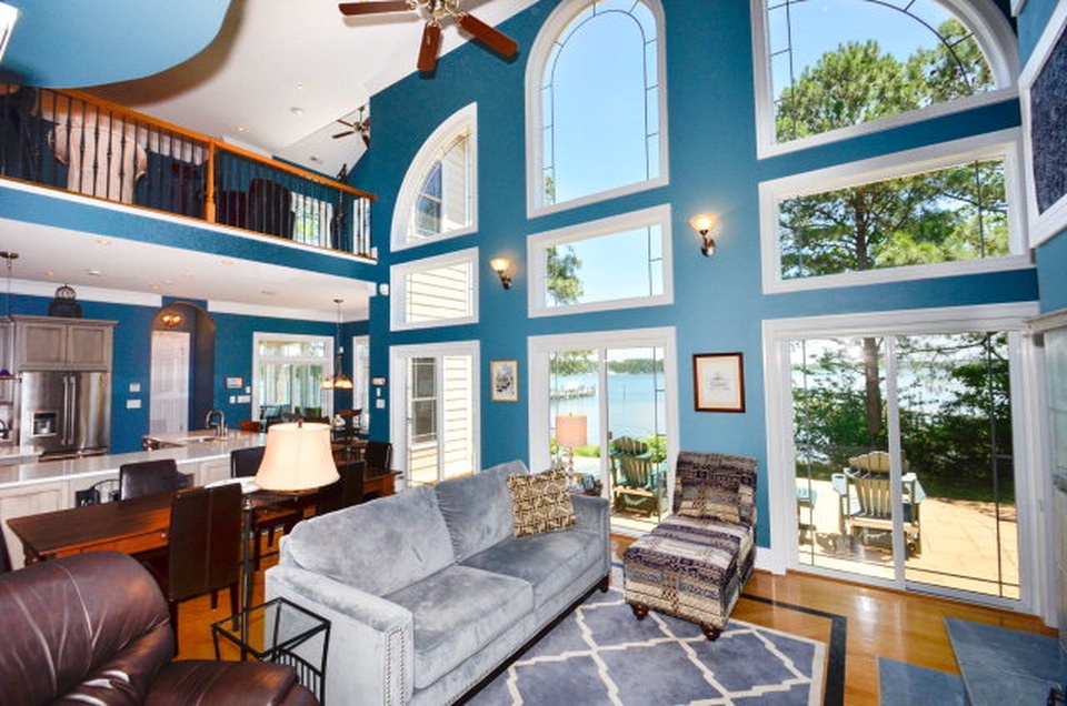 Living room with heigh ceilings